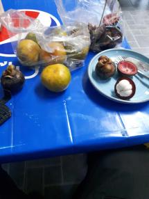 Eine meiner Lieblingsfrüchte in Thailand ist die Mangostane (rechts im Bild). Sie schmeckt erfrischend süss-sauer.